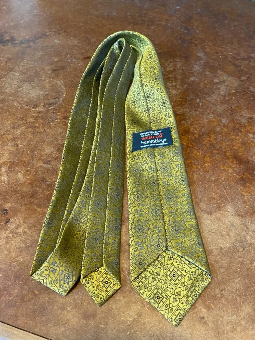 1960s Wembley Slim Tie Gold Metallic w/ Hearts Vintage Vegas Playing Cards